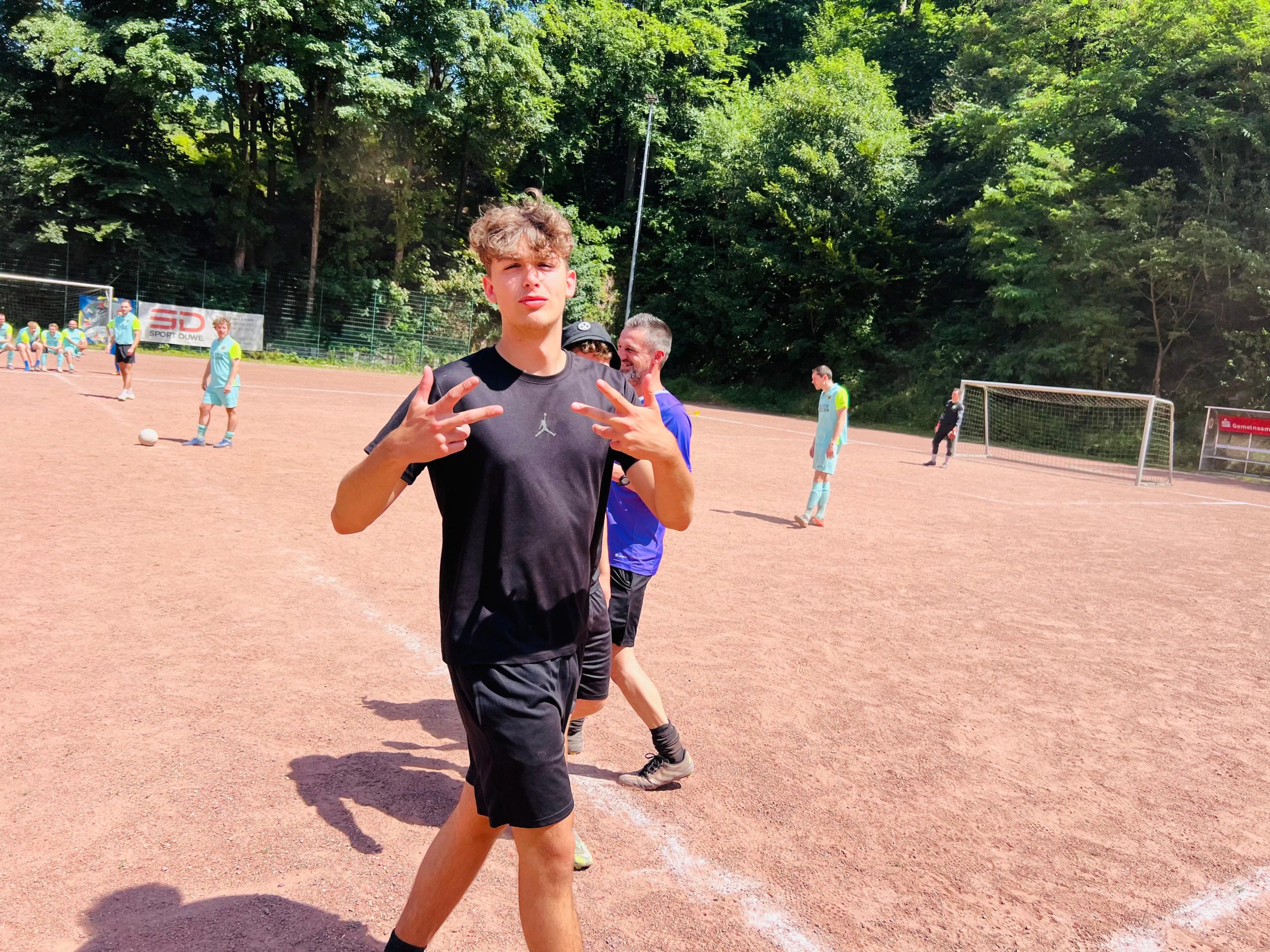Bunter Kick 2025: Huzi holt verdient den Wanderpokal – "Pöhler" II belegen Platz 4